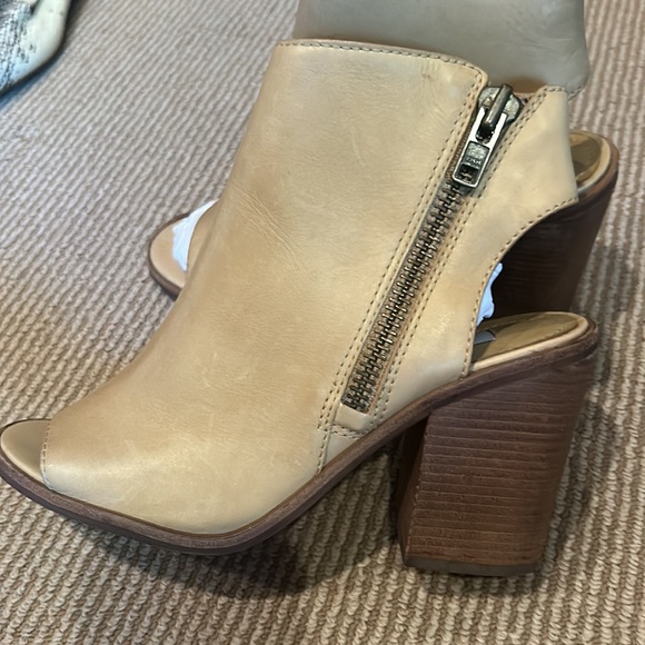 EUC STEVE MADDEN terraa peep toe tan leather heels size 8 - Picture 13 of 13